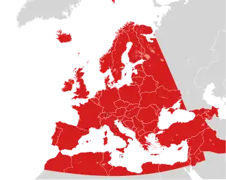 Mapa de países de Europa, norte de África y Asia Occidental en gris, con los límites de la Zona Europea de Radiodifusión superpuestos en rojo