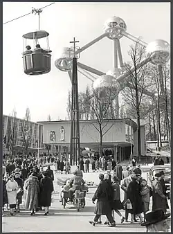 El Atomium y la telecabina durante la Expo 58.