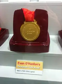Una medalla ganada por él en los Juegos Paralímpicos de Verano 2008 en exhibición en el Instituto Australiano del Deporte
