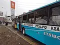 Buses de las rutas 9801 y 8209 con las ventanas destrozadas, producto de la explosión.