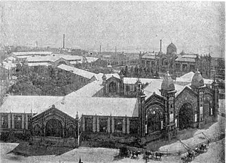 La Exposición Nacional de 1898, con varios pabellones diseñados siguiendo el estilo del Argentino, que asoma al fondo a la derecha.