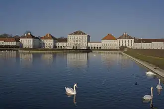 Palacio de Nymphenburg (1664-1675) en Munich, encargado por la pareja Fernando María y Enriqueta Adelaida de Saboya a Agostino Barelli, y residencia de verano de los gobernantes del Reino de Baviera.