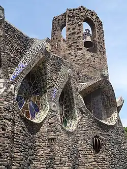 Ventanales y campanario