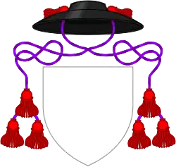 Sombrero de marta con cordones purpúreos y tres borlas de gules por lado, usado por los decanos anglicanos en lugar de un casco.