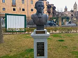 Busto de Félix Gazzola, situado en la Plaza de la Reina Victoria Eugenia, en las inmediaciones de Alcázar de Segovia