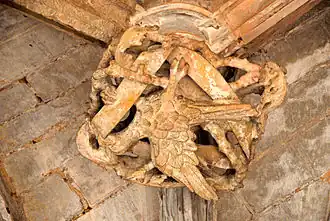 Clave de bóveda en el claustro, con un grifo.