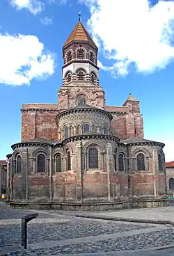 Vista de la cabecera de la basílica de Saint-Julien de Brioude, con las absidiolos en primer término.
