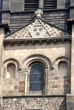 Iglesia románica francesa de Notre-Dame du Port, con un protogablete