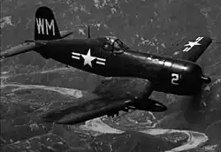 Un caza de hélice volando sobre Corea.