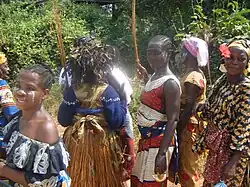 Grupo de mujeres Krahn en ceremonia religiosa