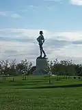 Un monumento a Orfeo cercano al fuerte está dedicado a los soldados del fuerte y a Francis Scott Key