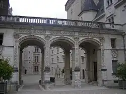 Soportales que protegen la escultura