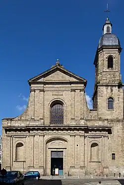 Fotografía de la fachada de la iglesia y la torre que está junto a su norte