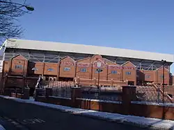 La fachada de ladrillo de Holte End, reconstruida en 1994 al estilo de la tribuna adyacente de Trinity Road, construida en 1922.