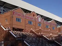 La fachada de Holte End en 2010.