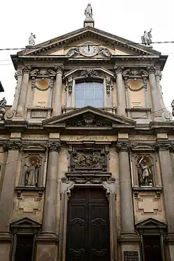 Iglesia de Santa Maria alla Porta, proyecto de Richini (1652) que a su muerte en 1658, pasó a manos de Borromini, siendo éste responsable del portal principal.[Bi. 4]​