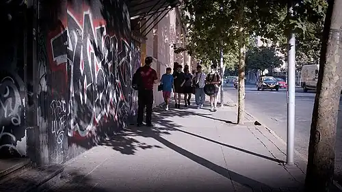 Jóvenes caminando por la fachada de Balmaceda Arte Joven