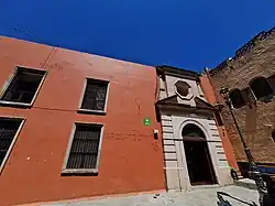 Vista del exterior de la Biblioteca Armando Olivares