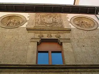 Escudo y medallones en la fachada principal.