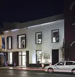 Foto nocturna de la fachada del Museum Jorge Rando.