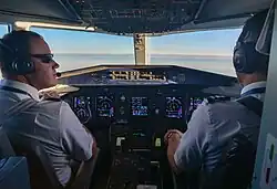 EICAS de un Fairchild-Dornier 328JET en la pantalla central