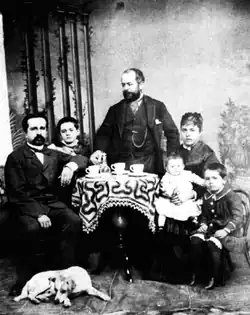 Familia Azaña Díaz: Esteban Azaña, Gregorio Azaña, Félix Díaz-Gallo, Josefina Díaz-Gallo con Carlos Azaña en brazos y Manuel Azaña (hacia 1886)