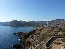 Vista del faro desde las antiguas baterías de defensa.