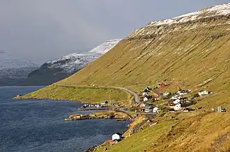 Villa de Skipanes en la rivera del Skálafjørður
