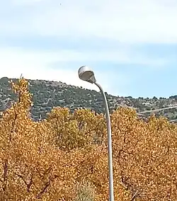 La farola se orienta hacia la zona urbanizada, respetando el campo