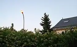 Farola girada hacia la zona de casas para evitar iluminar el campo adyacente