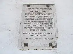 Imagen incluye texto que dice: «Casa patronal de Nilcunlauta. Esta casa perteneció a Don Juan Ximenez de León y Mendoza quien donó las 450 cuadras de tierra para la fundación de San Fernando en el año de 1740. Dos años después en 1472 se fundó esta ciudad. Don Juan Ximénez de León y Mendoza falleció en esta casa el año de 1751. Esta casa fue declarado Monumento Histórico Nacional en el año de 1981. Instituto de Difusión Histórica y Geográfica de Chile. San Fernando, Octubre de 1984»