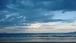 foto del océano al atardecer