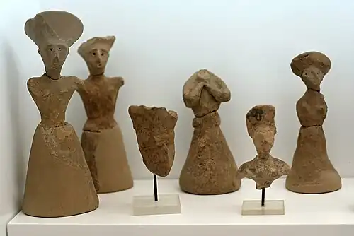 Figurillas femeninas de terracota del periodo minoico medio.
