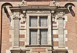 Ventana de la oficina del comerciante en la calle.