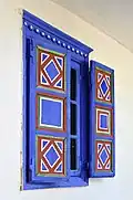 Contraventanas coloreadas de una casa tradicional rumana