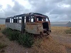 Ferrocar que en el pasado era conservado y expuesto en el andén de la estación completamente destruido por el vandalismo.