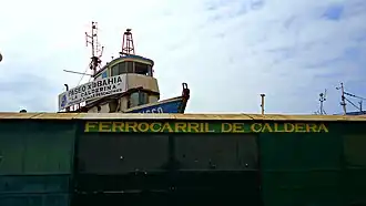 Locales comerciales a un costado.