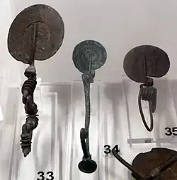 Broches serpentinos con estribo, 900-850 a. C.