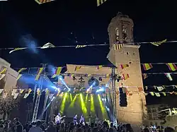 Multitudinaria verbena en la Plaza de Antillón. Iglesia de la Inmaculada al fondo. Fiestas Patronales de Santa Eulalia del Campo. Agosto de 2023