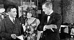 Fragmento de la película Fifty-Fifty (1925) en donde el director Henri Diamant-Berger discute una escena con Louise Glaum y Lionel Barrymore.