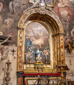 Fig. 52. Trinidad, anónimo, siglo XVII. Lienzo con Dios Padre y Dios Hijo rodeados por ángeles. Al frente unos angelotes portan un lema, una rama de azucenas y una hoja de palma.