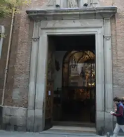 Fig. 8, 9 y 10. Paredes, zócalos, dinteles, ventanas y puerta de la iglesia.