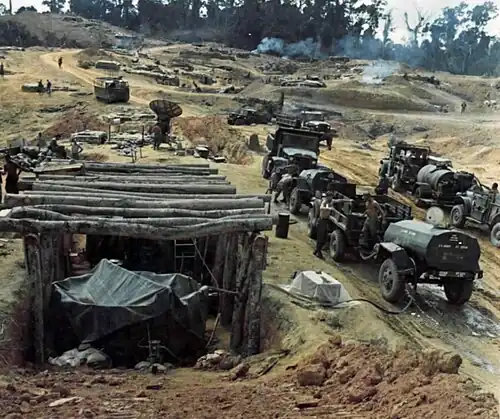 Soldado de la FSB Bastogne llenan cisternas en la planta de purificación de agua de la base (1968).