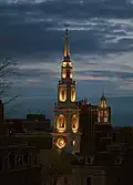 Una vista nocturna del campanario iluminado del edificio