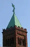 La estatua de bronce de Uriel vigila encima de la torre de la Primera Iglesia Congregacional en Detroit.