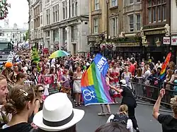 Bandera arcoíris de duplo Venus en marcha London Pride, Inglaterra, 2011