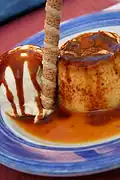 Flan y helado con barquillo