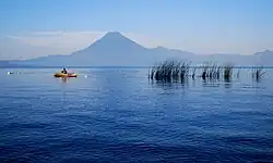 Lago Atitlán y el Xocomil.
