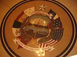 Mosaico con el escudo de Texas, mostrando las seis banderas de Texas.