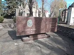 Sepultura de Florentino Ameghino (en mármol rojo, con placas conmemorativas) ubicada en la plaza central del cementerio.